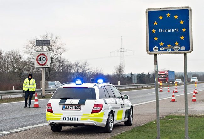 Полиция на E45 в Падборге (Дания) недалеко от границы с Германией Полиция на E45 в Падборге (Дания) недалеко от границы с Германией