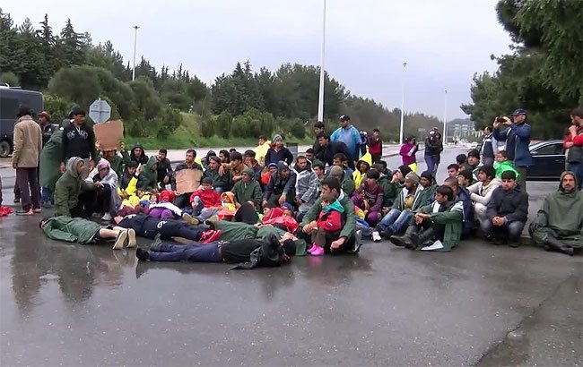 Беженцы протестуют на греко-македонской границе возле Evzoni Беженцы протестуют на греко-македонской границе возле Evzoni