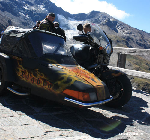 Мотоциклисты на дороге Großglockner High Alpine Road