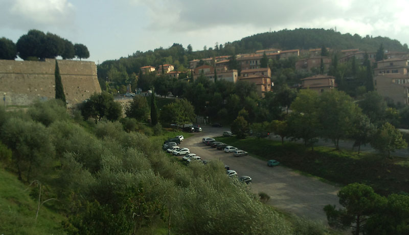 Бесплатная парковка в Монтальчино