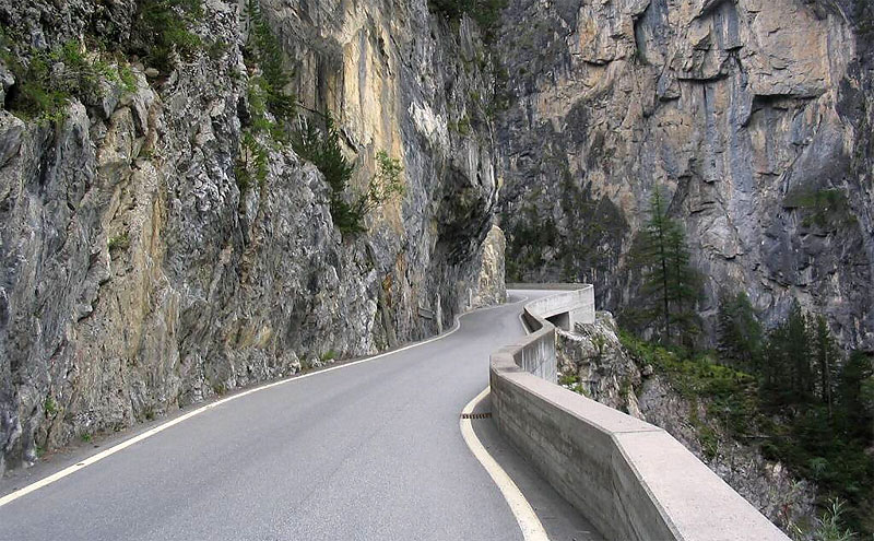 Подъём по серпантину вдоль скал на Albulapass