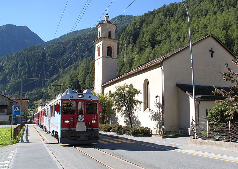 Поезд проходит прямо по улицам города