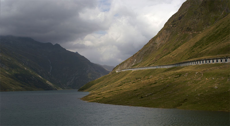 Дорога вдоль озера на перевале Лукманир
