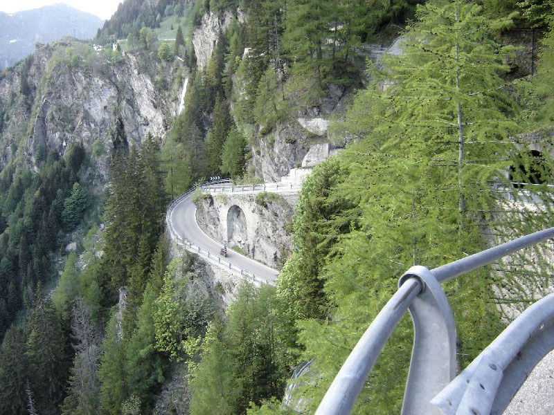 Подъём по серпантину вдоль скал на Splügenpass